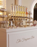 Distributeur de parfum à 8 têtes en or, design original et personnalisé, pour une expérience olfactive individuelle, idéal pour la planification de mariages et la décoration.