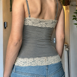 Camisole à col en V avec bordure en dentelle pour femme, débardeur à bretelles spaghetti avec coupe ajustée, haut superposé de style français doux et sexy - Product Image 4