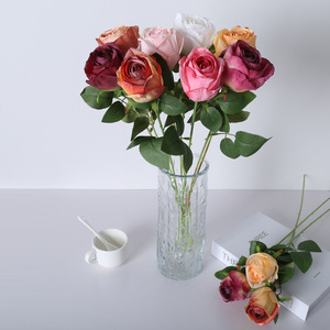 Roses artificielles en gros pour mariage, anniversaire, décoration intérieure, décorations de roses en soie à bords brûlés en stock - Product Image 3
