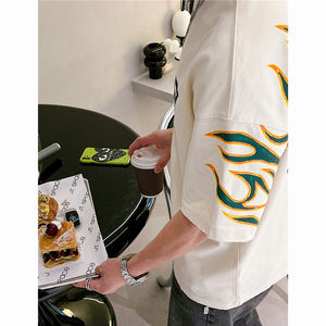 <span class=keywords><strong>T</strong></span>-<span class=keywords><strong>Shirt</strong></span> Oversize da Uomo Streetwear Personalizzata in <span class=keywords><strong>Cotone</strong></span> 100% con Grafica di Fiamme Stampata in Serigrafia Effetto Distressed e Taglie Forti - Product Image 6