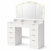 Coiffeuse avec tiroirs à poignées dorées et miroir LED pour petit espace de chambre confortable