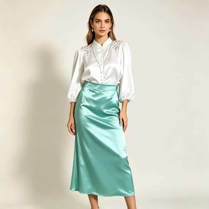 Jupe midi élégante en satin vert menthe — Jupe trapèze soyeuse taille haute pour occasions modestes et spéciales - Product Image 1