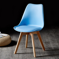 Vente en gros d'usine de chaises modernes en plastique tulipe chaise de bureau bon marché pieds en bois chaise de salle à manger nordique PP facile à installer pour le salon