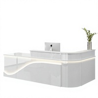 Comptoir de réception d'angle incurvé, comptoir de bar peint, design minimaliste moderne, mobilier commercial multifonctionnel pour le commerce