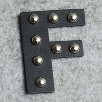 Écussons en cuir PU personnalisés avec logo, alphabet métallique 3D écologique pour chapeaux, étiquettes de vêtements, accessoires de couture, vente en gros OEM