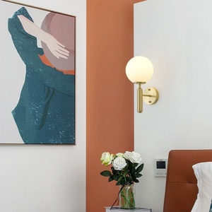 Appliques murales LED dorées modernes avec capteur de mouvement et design boule de verre pour chambre d'hôtel - Product Image 2