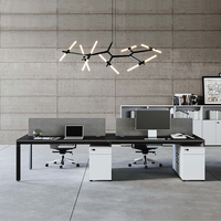 Bureau commercial design moderne pour 4 personnes Vente en gros Ordinateur poste de travail Meuble de séparation Table du personnel style panneau de bois