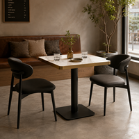Ensemble de salle à manger moderne en pierre frittée, table en aluminium à bord doré et chaises en cuir noir pour restaurant, café, hôtel