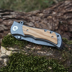 <span class=keywords><strong>Coltello</strong></span> Tascabile Pieghevole <span class=keywords><strong>da</strong></span> Difesa Personale con Manico in Legno d'Olivo Inciso e Lama con Motivo Damasco al Laser per Sopravvivenza Outdoor, <span class=keywords><strong>Bushcraft</strong></span> e Uso Tattico - Product Image 5