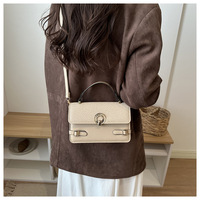 Sac à main tendance en PU pour femme, petit format carré, nouveau style, sac à bandoulière de style urbain, design horizontal, coque semi-rigide
