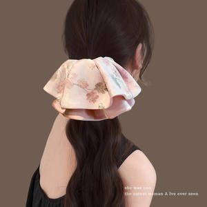 Elegante Horquilla Rosa de Satén con Flores de Perlas, Accesorio para Cola de Caballo de Mujer, Diadema Completa para la Cabeza, Colección Primavera 2026, Materiales Mixtos - Product Image 2