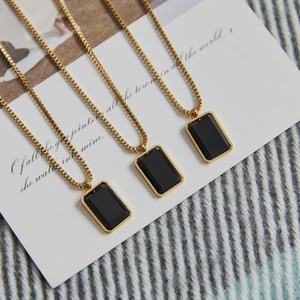 Collares Modernos de Plata y Oro con Recubrimiento PVD Antideslustre, Joyería Fina de Acero Inoxidable 316L, Collar Geométrico Cuadrado para Mujer - Product Image 3