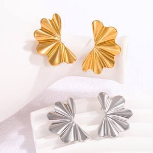 Boucles d'oreilles clous en forme d'éventail brillant en acier inoxydable plaqué or simple et tendance pour femmes, bijoux en gros - Product Image 1