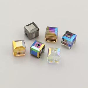 Cuentas de Cristal Genuinas de Alta Precisión 5601 con Recubrimiento <span class=keywords><strong>Aurora</strong></span> en Forma de Cubo, Delicados Colgantes de Novia, Embalaje Original de Austria - Product Image 1