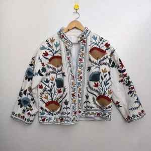 À la main Suzani broderie femmes Slim-Fit court veste d'hiver manteau nouveau tissu polaire d'exportation avec remplissage en coton - Product Image 1