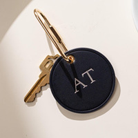 Breloque de sac personnalisée de luxe en cuir végétalien Nappa avec monogramme initial, porte-clés rond en métal