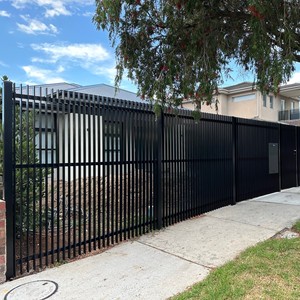 Valla de Aluminio Moderna con Lamas Verticales, Recubierta en Polvo, para Privacidad y Seguridad, Comercial y Residencial - Product Image 1