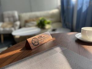 Targa Classica in Legno Compensato da Angolo con Segnale 'Non Fumare' e Menu Personalizzato con Codice QR sul Retro per Ristoranti o Sale da Tè - Product Image 4