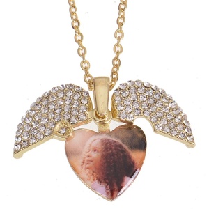 Collana con Foto Personalizzata a Forma di Cuore con Diamanti <span class=keywords><strong>e</strong></span> Ali d'Angelo Qiuhan, Ciondolo Personalizzato, Regalo Significativo per <span class=keywords><strong>Lui</strong></span>/<span class=keywords><strong>Lei</strong></span> - Product Image 4