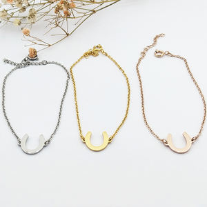 Bague en forme de fer à cheval empilable fine, plaquée or 18 carats, lettre U, bijoux équestres, Joyeria Acero Inoxidable - Product Image 6