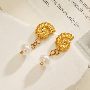 ต่างหูห้อยเคลือบทองพร้อมมุกและเปลือกหอยสำหรับผู้หญิงสวมใส่ได้ทุกวัน - Product Image 1