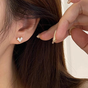 Orecchini a lobo di lusso placcati oro con diamanti taglio Princess, design geometrico per donna, gioielli da sposa, finitura 18K con montatura a griffe - Product Image 5