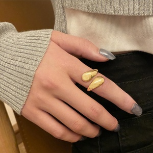 แหวนแต่งงานและหมั้นดีไซน์เรียบง่ายทันสมัย ชุบทอง 18K วัสดุสแตนเลส สำหรับผู้หญิงและคู่รัก - Product Image 2