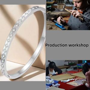 Série été 2024, bracelet en acier inoxydable personnalisé exquis de 6 mm avec design géométrique en zircon pour cadeau de mariage pour femmes - Product Image 4