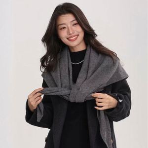 Bufanda Triangular Grande de Lana 100% para Mujer, Cálida para Invierno, con Rayas a la Moda, para Viajes y Actividades al Aire Libre - Product Image 1