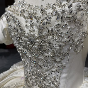 Vestido de Novia de Satén Color Marfil con Cola de Capilla, Moderno, Estilo Princesa, Escote Corazón, Hombros Descubiertos, Encaje Floral, Lentejuelas y Cristales, Modelo OY032 - Product Image 5