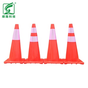 Cône de signalisation routière en PVC rouge de 700 mm avec base réfléchissante prismatique haute intensité de 350x350 mm, 1,8 kg, pour la sécurité routière Shunlu A045 - Product Image 2