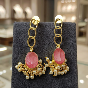 Pendientes Colgantes de Latón Hechos a Mano con Baño de Oro de 18K, Diseño Moderno con Racimos de Perlas y Aros Ovalados Enlazados para Mujer - Product Image 3
