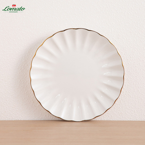 Service de table 20 pièces en porcelaine émaillée de luxe, bord doré, motif pétale en relief, pour 4 personnes, durable, écologique, compatible micro-ondes - Product Image 4