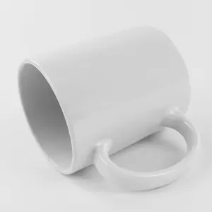 Una tazza vuota bianca A sublimazione di grado 11oz con rivestimento