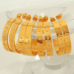 ต่างหูแบบห่วงผู้หญิงชุบทองฝังดาวขนาดเล็กสำหรับใส่ทุกวันชุดเครื่องประดับเหล็กไทเทเนียม - Product Image 1