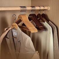Porte-Manteau de Luxe en Bois Personnalisé avec Logo pour Hôtellerie, Cintre pour Vestes, Vêtements d'Extérieur, Chemises, Costumes en Gros