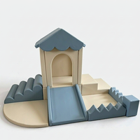 Structure de jeu intérieure pour enfants avec toboggan et mur d'escalade, conception personnalisée pour café et aire de jeux