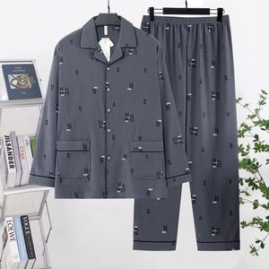 <span class=keywords><strong>Pigiama</strong></span> <span class=keywords><strong>da</strong></span> <span class=keywords><strong>uomo</strong></span> di lusso <span class=keywords><strong>in</strong></span> <span class=keywords><strong>cotone</strong></span> alla moda con risvolto stampato completo <span class=keywords><strong>da</strong></span> notte a maniche lunghe abbigliamento <span class=keywords><strong>da</strong></span> notte Casual <span class=keywords><strong>in</strong></span> <span class=keywords><strong>cotone</strong></span> per la casa - Product Image 2