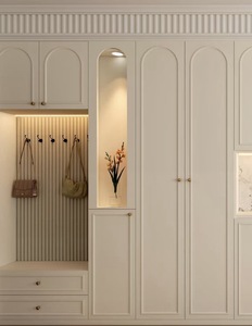 Armoire de vestiaire design <span class=keywords><strong>blanc</strong></span> français avec portes coulissantes cintrées et étagères ouvertes en verre, personnalisable pour atelier - Product Image 4
