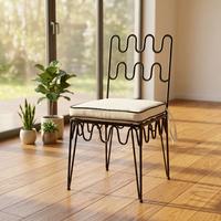 Chaise de salle à manger Jaguar DZ03-1 en fer forgé ondulé de style antique français, cadre noir mat, double coussin en cuir PU blanc, stable, pour hôtel