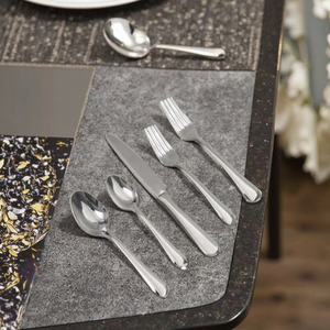 Set Classico di Posate in Acciaio Inossidabile: l'Estetica Pratica di un Servizio da Cinque Pezzi tra Coltelli, Forchette e Cucchiai - Product Image 3