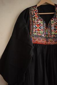 Robe longue brodée |   Robe en coton faite à la main |   Robe bohème ample |   Robe d'été ethnique |   Robe afghane à col en V - Product Image 5