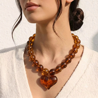 Collier en perles de résine colorées en gros avec fermoir en acier inoxydable, pendentif cœur personnalisé, bijoux ras-du-cou