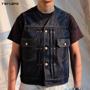 เสื้อกั๊กยีนส์ดิบสีน้ำเงินเข้มสำหรับผู้ชาย กระดุมทองแดงสลักลาย ปิดกระดุมแบบแถวเดียว กระเป๋าแบบมีฝาปิดสองชั้น ขอบผ้าดิบ คอวี สไตล์เฮอริเทจ เหมาะสำหรับงานช่าง - Product Image 1