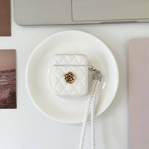 เคส AirPods ลายดอกคามิลเลียสุดหรู พร้อมสายคล้องมือ หนังคุณภาพพรีเมียมแบบเย็บลาย ป้องกันแรงกระแทก เป็นมิตรต่อสิ่งแวดล้อม สำหรับผู้หญิง - Product Image 3