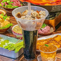 MOQ 40 Sets 700ml Snack-Schalen und 700ml Plastikbecher für Takeaway-Essen, Obst, Fleischbällchen, Walking Hot Pot Set mit großen Trinkhalmen