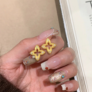 Pendientes, Pulsera y Collar Retro con Diseño de Flor de Diamante, Estilo Dinero Vintage al Viento, Oro Antiguo con Trébol de Cuatro Hojas - Product Image 1