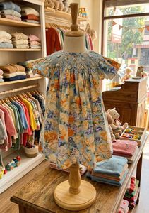 Robe smockée vintage à imprimé floral bleu et orange 100% coton doux pour bébé fille avec manches volantées - Product Image 2