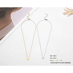 Collana con Ciondolo a Forma di Lettera V in Acciaio Inossidabile, Catena Singola da 1cm, Gioielli alla Moda - Product Image 1