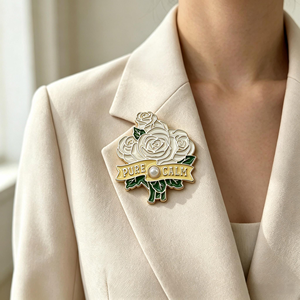 Broche de flor esmaltado personalizado por el fabricante, broche de rosa chapado en oro de aleación de zinc con perla para accesorio de ropa, pedido al por mayor - Product Image 1